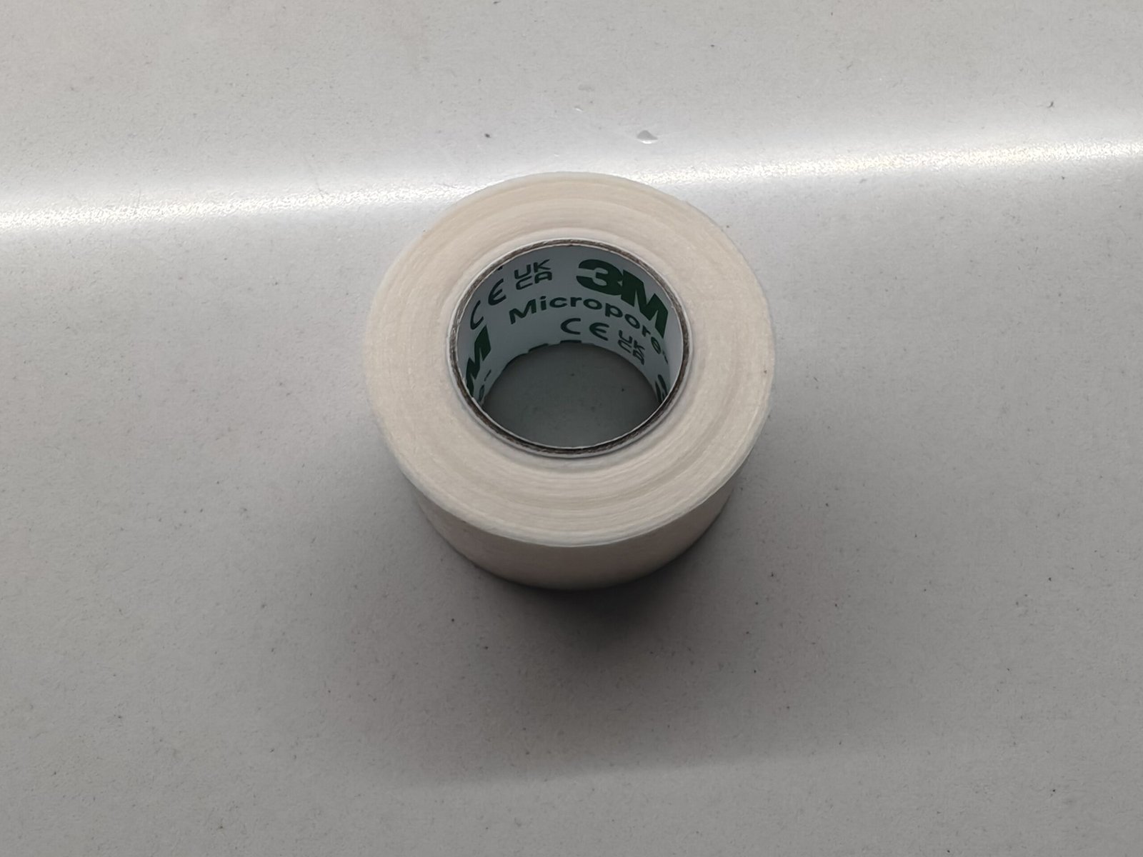 Rollo de cinta quirúrgica 3M Micropore usado como mouth tape para dormir