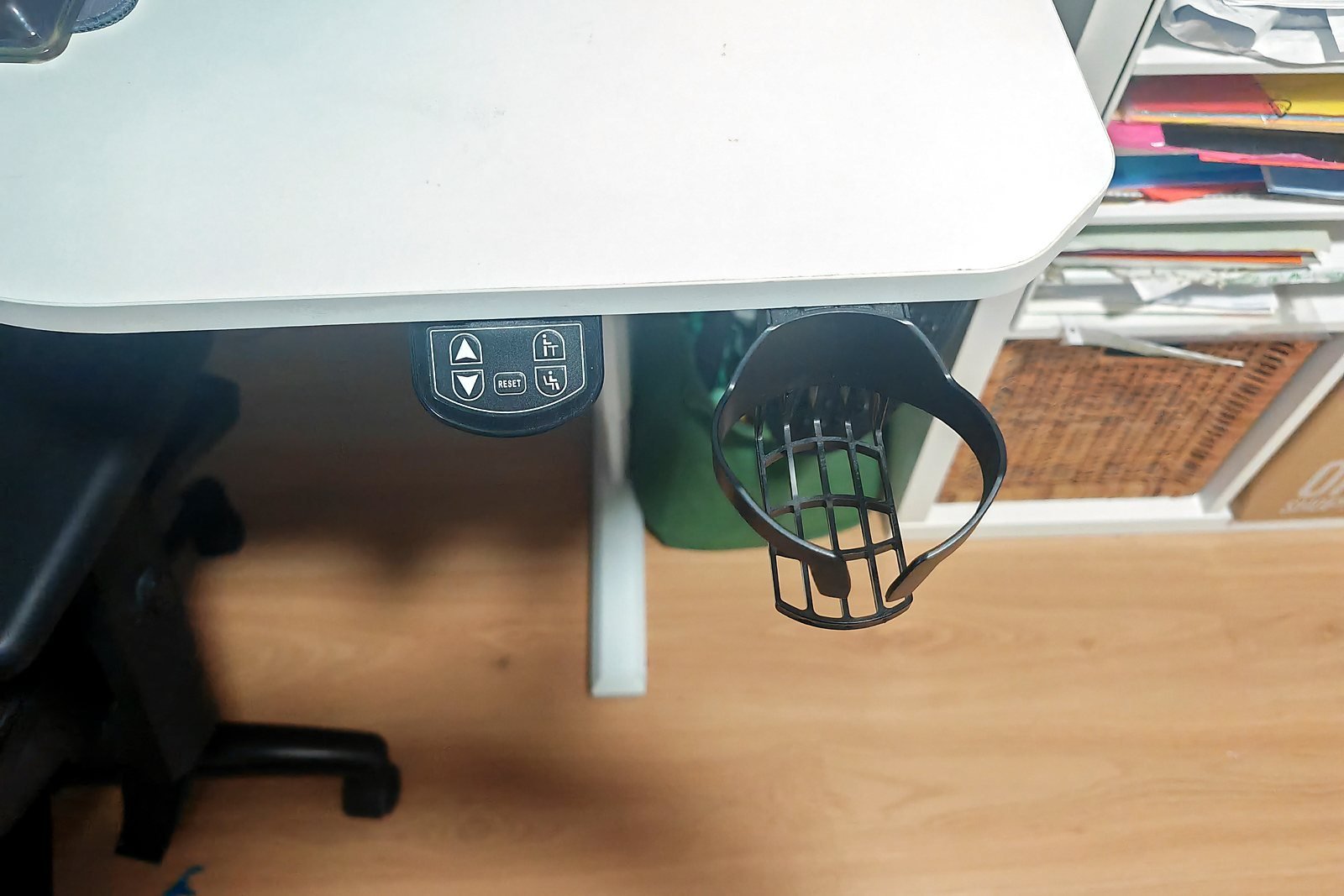 Mandos del escritorio elevable Dripex bajo el tablero