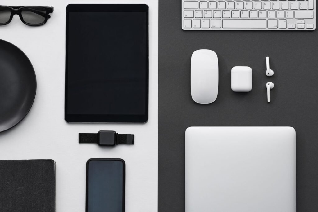 Gadgets tecnológicos vistos desde arriba: tableta, móvil, reloj y auriculares