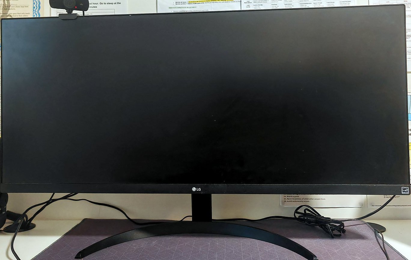 Mi monitor LG 34WP500 ultrapanorámico en mi escritorio