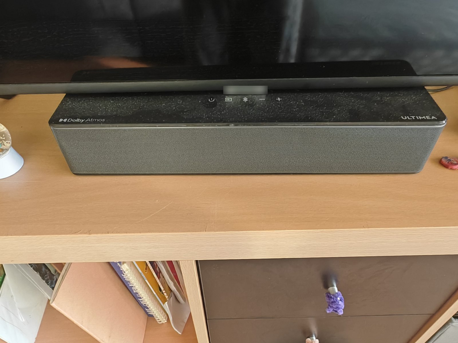 Mi barra de sonido Ultimea con Dolby Atmos bajo la tele