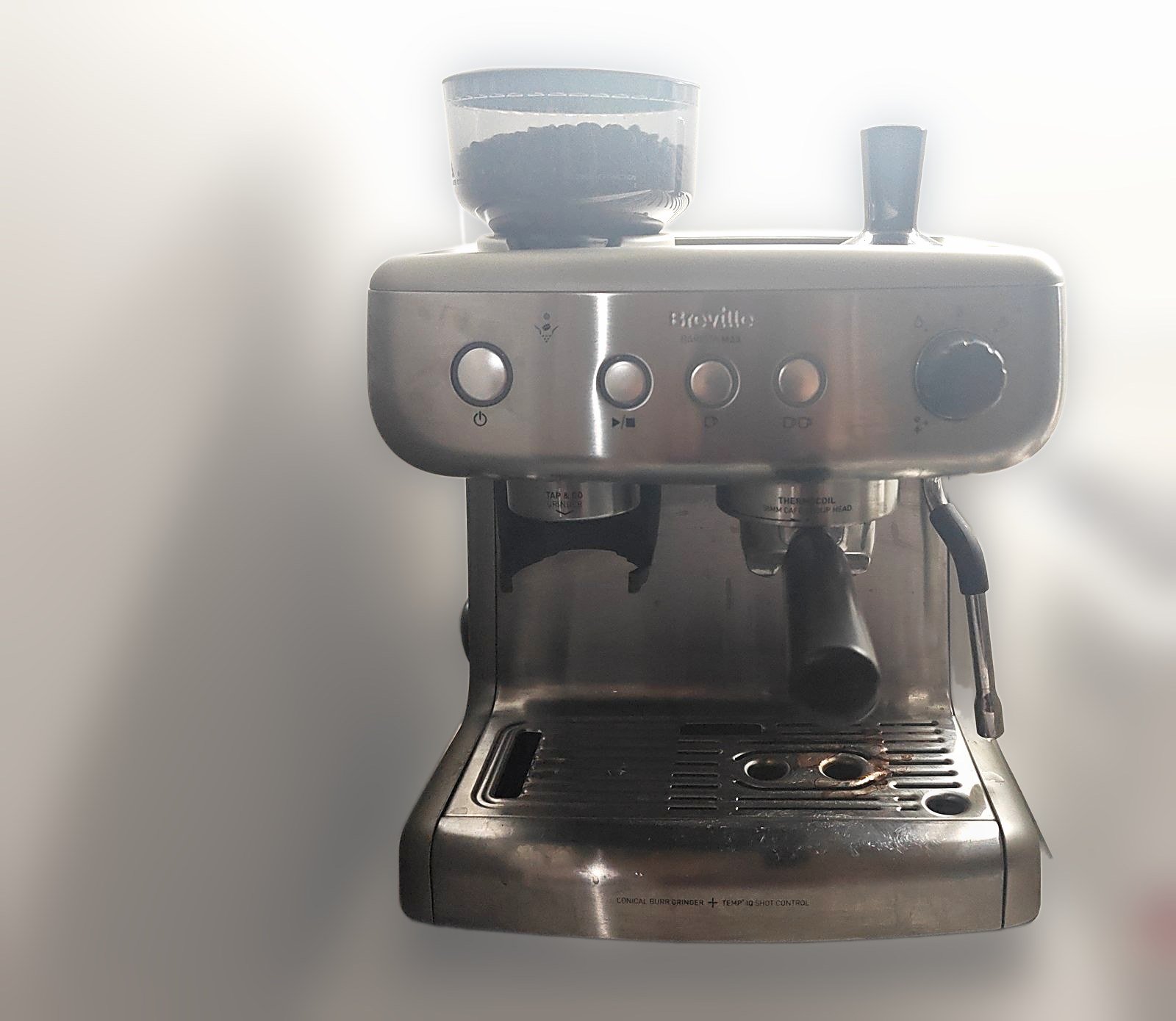 Mi cafetera Breville Barista Max vista de lado, con el molinillo integrado