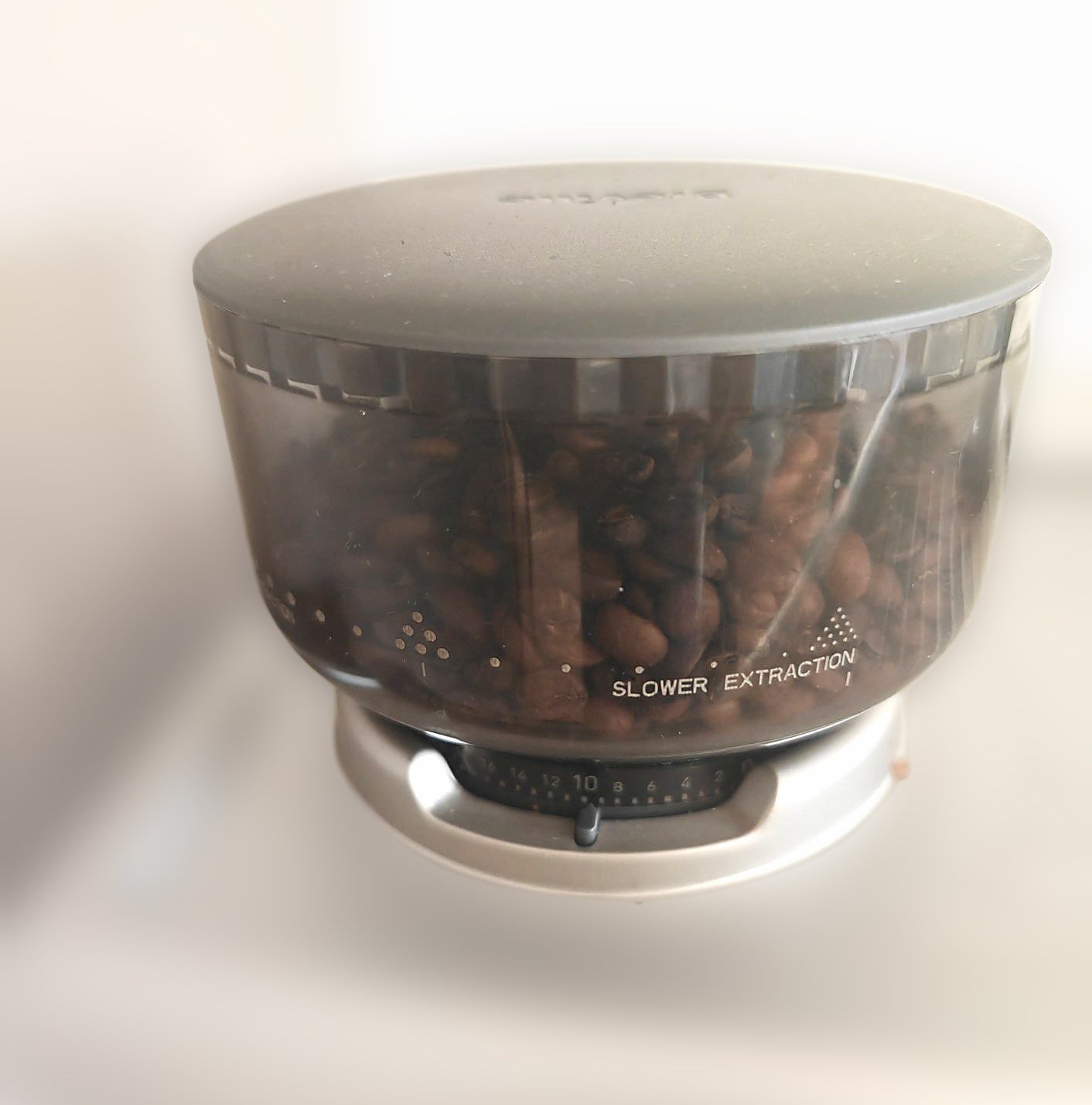 Molinillo integrado de mi cafetera Breville Barista Max con granos de café