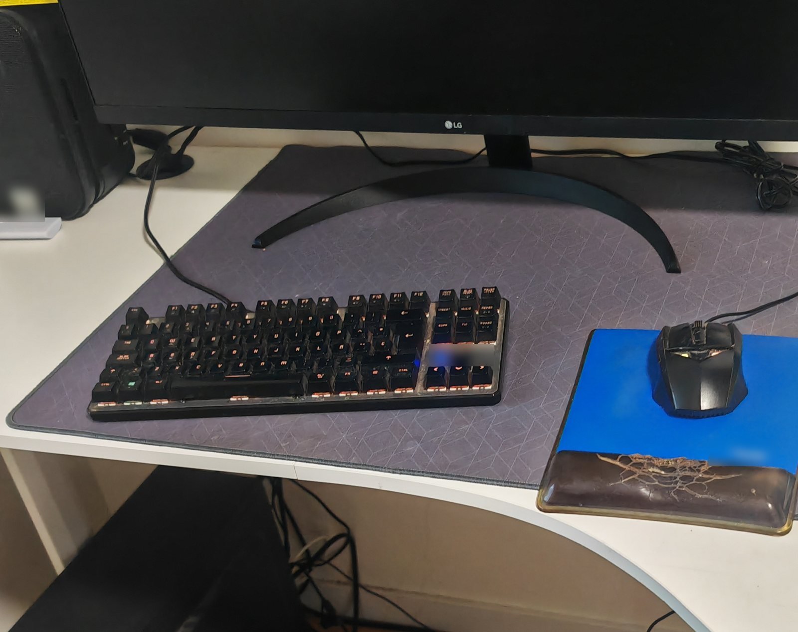 Mi escritorio elevable con el monitor LG 34WP500, teclado y ratón