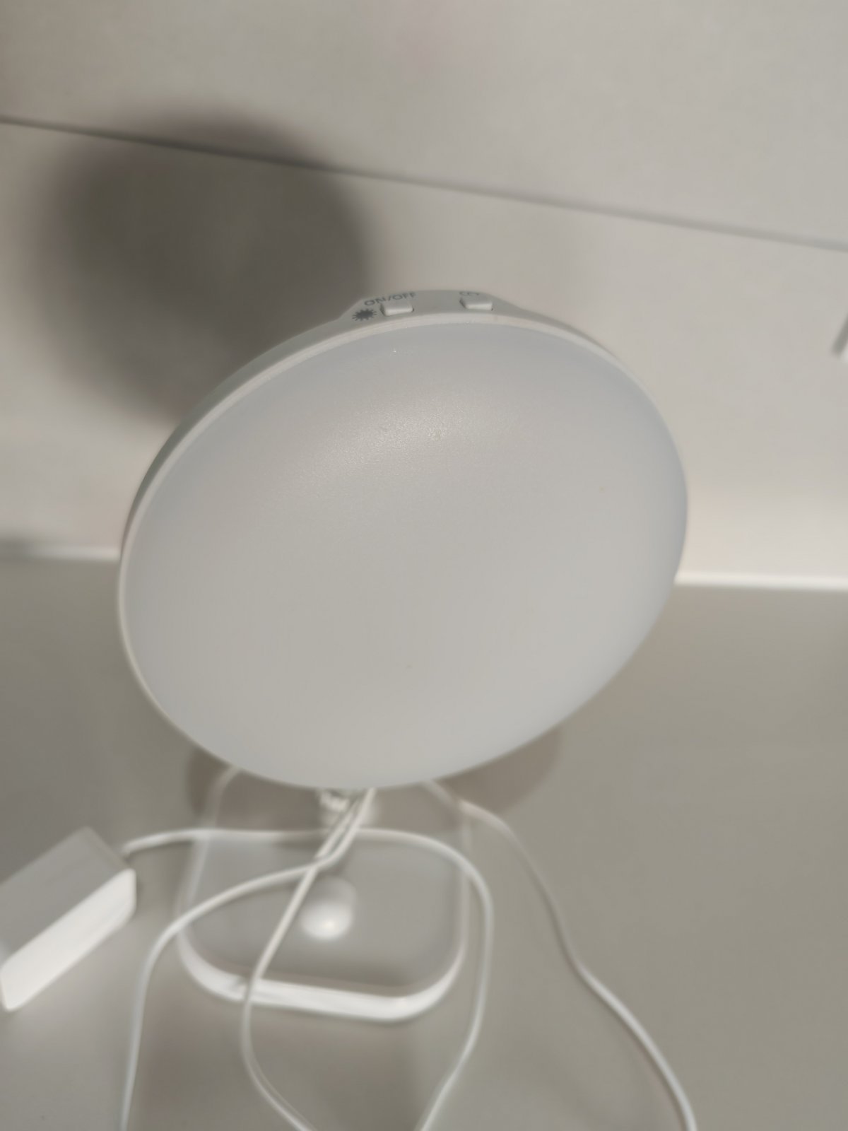 Mi lámpara de luminoterapia vista de lado, con su soporte