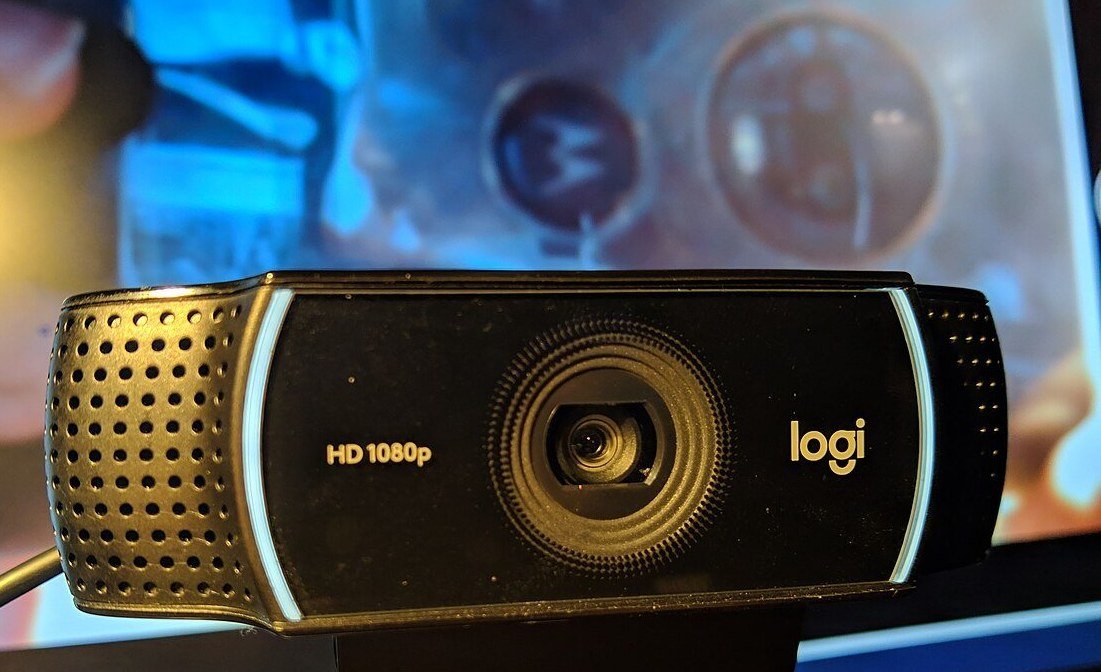 Webcam Logitech C922 montada sobre un monitor