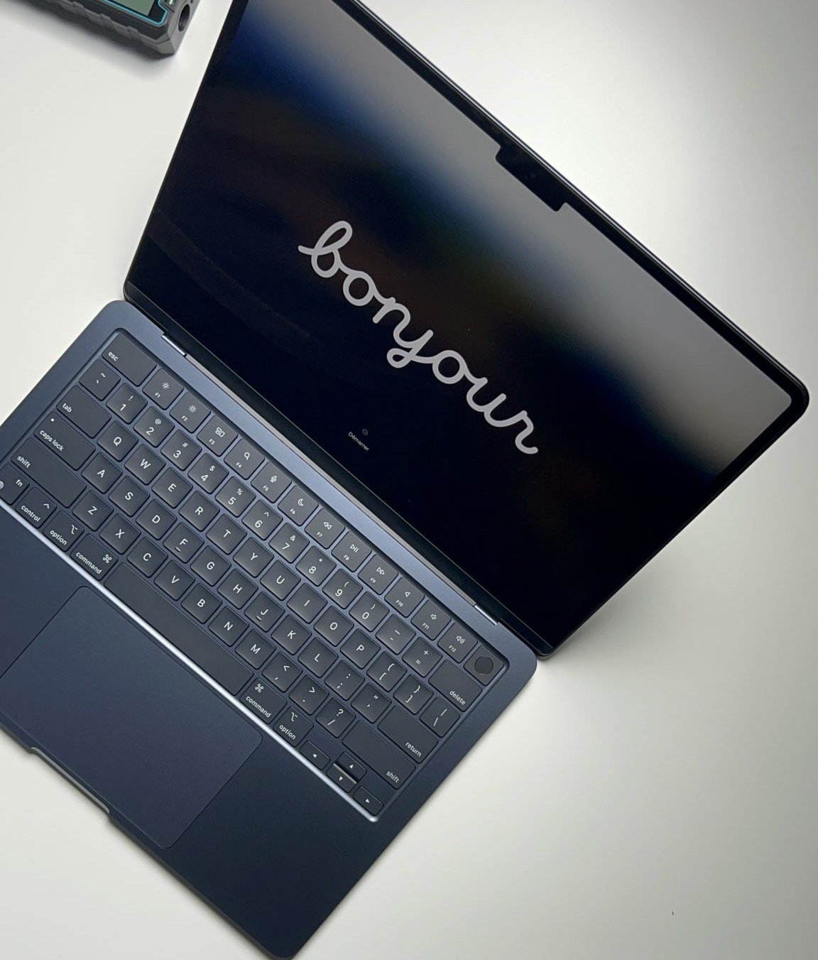 MacBook Air de la generación actual, visto desde arriba