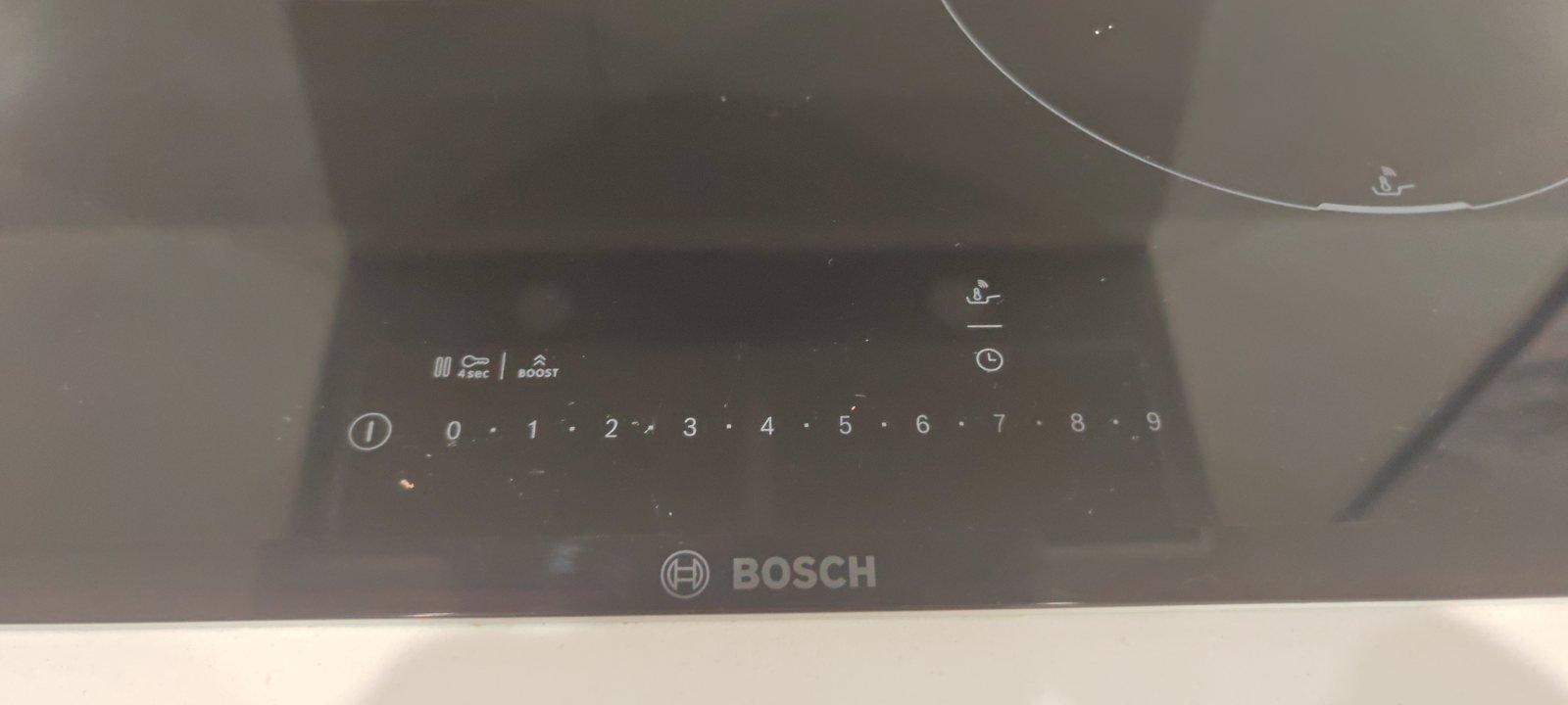 Panel táctil de mi placa de inducción Bosch Serie 6 con niveles del 0 al 9 y Boost