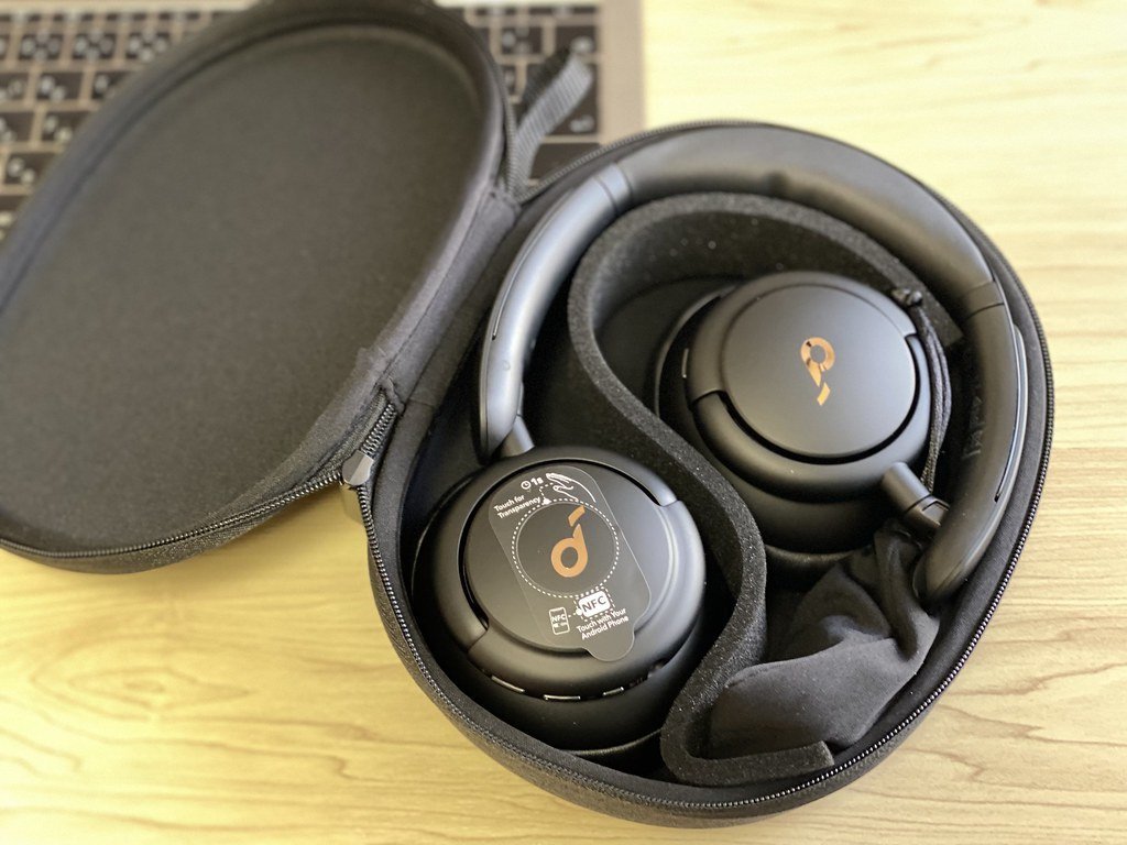 Auriculares Soundcore Life Q30 plegados dentro de su funda