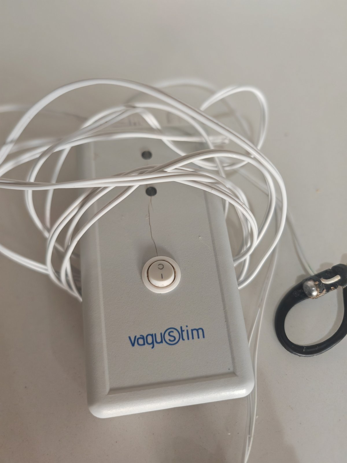 Mi Vagustim V1 con sus auriculares de electrodos